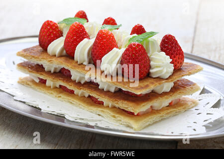 Mille feuille aux fraises fait maison, Napoléon pie, la pâtisserie française Banque D'Images