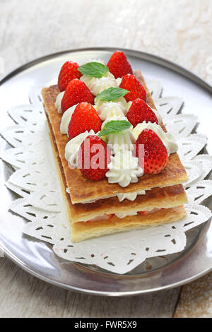 Mille feuille aux fraises fait maison, Napoléon pie, la pâtisserie française Banque D'Images