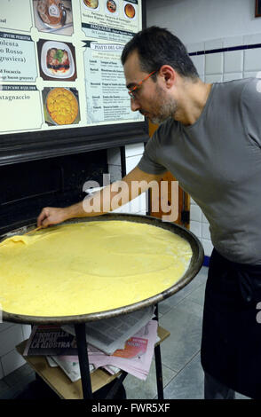 Antica Sciamadda, restaurant typique, Farinata préparation, Gênes, Italie, Europe, Ligury Banque D'Images