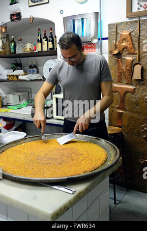 Sciamadda, restaurant typique, Farinata préparation, Gênes, Italie, Europe, Ligury Banque D'Images