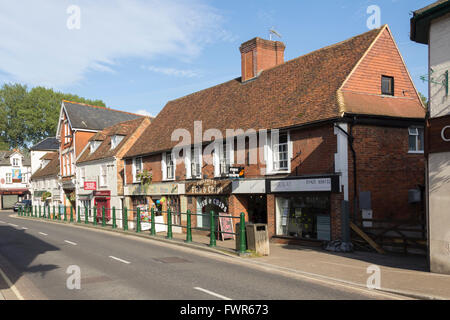 High Street, dans la petite ville de Fordingbridge, Hampshire, avec de petites boutiques. Banque D'Images