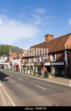 High Street, dans la petite ville de Fordingbridge, Hampshire, avec de petites boutiques. Banque D'Images