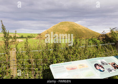 Information board à Silbury Hill, Avebury, dans le Wiltshire. Le plus grand mound en Europe datant de c. 2400BC. Banque D'Images