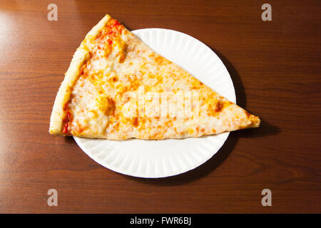 Fromage Pizza slice de Little Italy pizzeria , Septième Avenue , New York City, États-Unis d'Amérique. Banque D'Images
