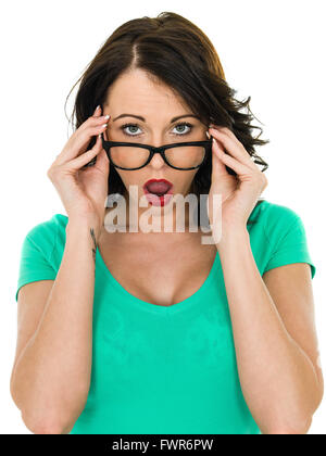 Choqué à la jeune femme sur ses lunettes avec sa bouche ouverte dans la stupéfaction isolé sur fond blanc Banque D'Images