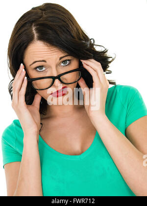 Inquiet à la jeune femme confuse sur ses lunettes isolé sur fond blanc Banque D'Images