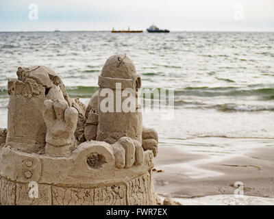 Les séides de sandcastle regardant la mer en été saumure salée state beach aka Galilée beach, Narragansett, Rhode Island. Banque D'Images