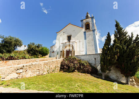 Façade de l'église Sainte Marie à l'intérieur des murs du château de Torres Vedras, Portugal Banque D'Images