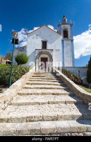 Façade de l'église Sainte Marie à l'intérieur des murs du château de Torres Vedras, Portugal Banque D'Images