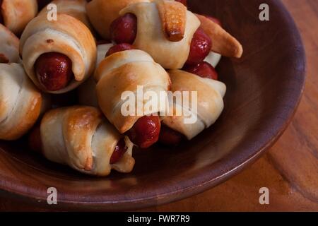 Les porcs dans des couvertures - Mini croissant bretzel Dog Snack food Banque D'Images