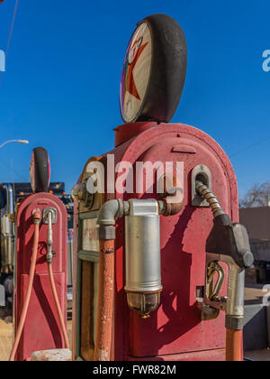 Ancienne pompe à essence Texaco en face d'un ancien garage à Lowell, Arizona en banlieue de Bisbee. Banque D'Images