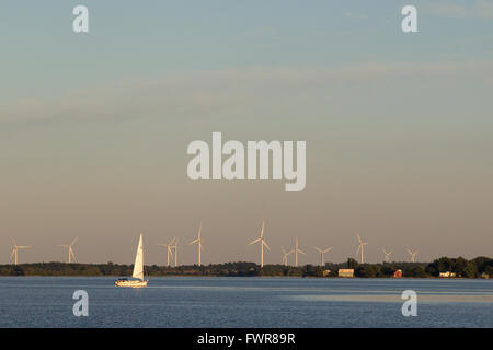 Un voilier fait son chemin passé les éoliennes de l'île Wolfe sur le lac Ontario près de Kingston (Ontario), le 8 septembre 2014. Banque D'Images