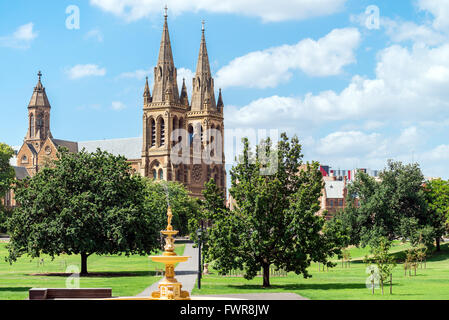 La cathédrale Saint-Pierre d'Adélaïde sur une journée, dans le sud de l'Australie. Vue depuis Les Jardins de Pennington Banque D'Images