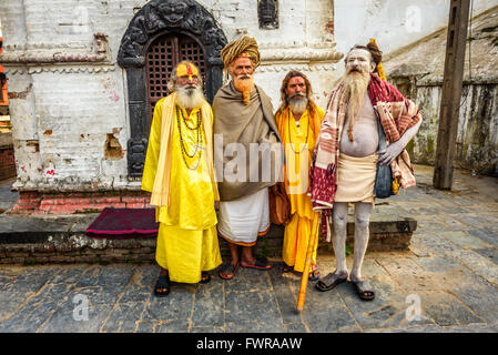 L'errance Shaiva sadhus (saints hommes) avec des cheveux longs et des barbes au Népal Banque D'Images