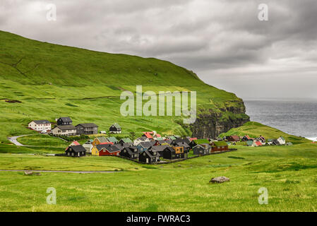 Village pittoresque de mais confortables et disposent généralement de maisons colorées sur l'île de Eysturoy, îles Féroé, Danemark Banque D'Images