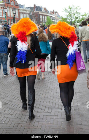 Kings day à Leiden, en Hollande, les gens sont habillés en orange et rouge, blanc et bleu pour montrer leur patriottism Banque D'Images