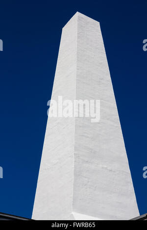 Cheminée peint en blanc de grande taille fabriqué à partir de briques sur un fumoir sur Bornholm, Danemark Banque D'Images