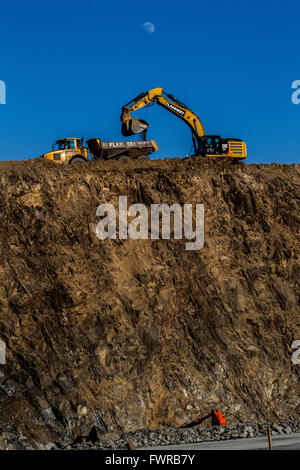 Diggers en usage durant la construction de la gare frontière , Écosse , montrant la lune Banque D'Images