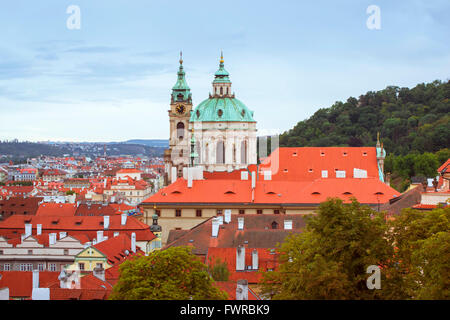 Panorama de l'église de Saint-Nicolas (Kostel svateho Mikulase na Strane Mâle) à Prague, République Tchèque Banque D'Images