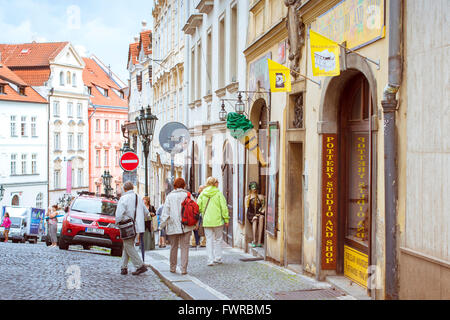 PRAGUE, RÉPUBLIQUE TCHÈQUE - 25 août 2015 : les touristes à pied dans le district de Malá Strana, la vieille ville de Prague, Prague, République Tchèque Banque D'Images