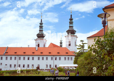 PRAGUE, RÉPUBLIQUE TCHÈQUE - 25 août 2015 : Panorama du monastère de Strahov (Strahovsky klaster) à jour ensoleillé à Prague, République Tchèque Banque D'Images