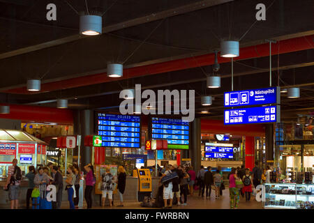 PRAGUE, RÉPUBLIQUE TCHÈQUE - 25 août 2015 : gare principale au Prague, République Tchèque Banque D'Images