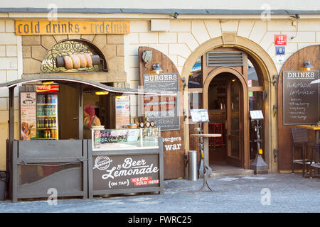 PRAGUE, RÉPUBLIQUE TCHÈQUE - 27 août 2015 : Trdelnik sur la boulangerie de la rue du marché, dans la vieille ville de Prague, République Tchèque Banque D'Images