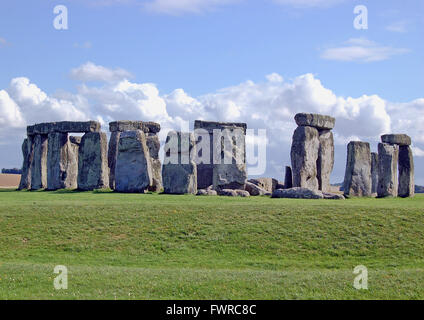 Le cercle de pierre à Stonehenge, a l'air magnifique, sous un ciel bleu avec des nuages blancs moelleux, England, UK Banque D'Images