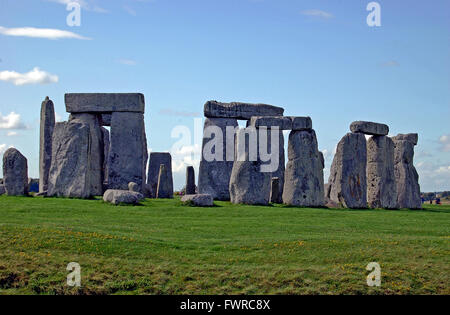 Le cercle de pierre à Stonehenge, a l'air magnifique, sous un ciel bleu avec des nuages blancs moelleux, England, UK Banque D'Images