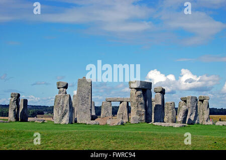 Le cercle de pierre à Stonehenge, a l'air magnifique, sous un ciel bleu avec des nuages blancs moelleux, England, UK Banque D'Images