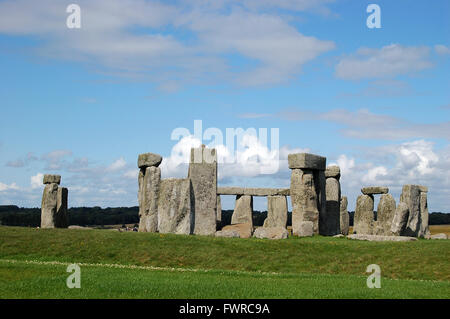 Le cercle de pierre à Stonehenge, a l'air magnifique, sous un ciel bleu avec des nuages blancs moelleux, England, UK Banque D'Images