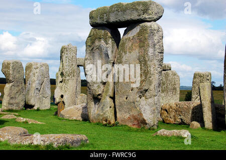 Le cercle de pierre à Stonehenge, a l'air magnifique, sous un ciel bleu avec des nuages blancs moelleux, England, UK Banque D'Images