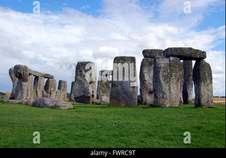 Le cercle de pierre à Stonehenge, a l'air magnifique, sous un ciel bleu avec des nuages blancs moelleux, England, UK Banque D'Images