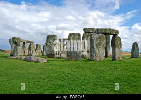 Le cercle de pierre à Stonehenge, a l'air magnifique, sous un ciel bleu avec des nuages blancs moelleux, England, UK Banque D'Images