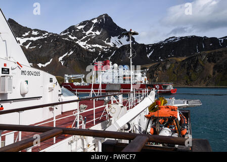 Polar de déglaçage de l'Afrique du Sud et de l'offre de navires de recherche S. A. Agulhas II vu de MV Pharos S.G. à Kep, la Géorgie du Sud Banque D'Images