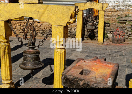 La prière au temple Budhanilkantha bell, vallée de Katmandou, Shivapuri Hill, Népal, Asie centrale Banque D'Images