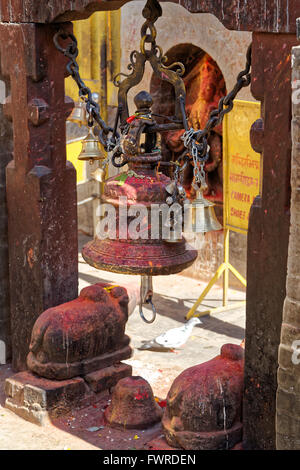 La prière au temple Budhanilkantha bell, vallée de Katmandou, Shivapuri Hill, Népal, Asie centrale Banque D'Images