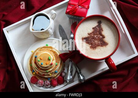 Déjeuner de Noël sur un plateau de crêpes et de café avec du chocolat de poussière Banque D'Images