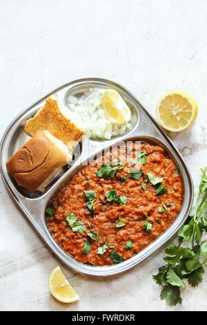 Pav bhaji Masala Indian street food sur les plaques d'acier Banque D'Images