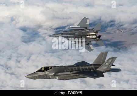 Un U.S. Air Force F-35 Lightning II et un avion de chasse F-15E Strike Eagle fighter voler au-dessus de la plage près de Mountain Home Air Force Base le 22 février 2016 près de Boise, Idaho. Banque D'Images