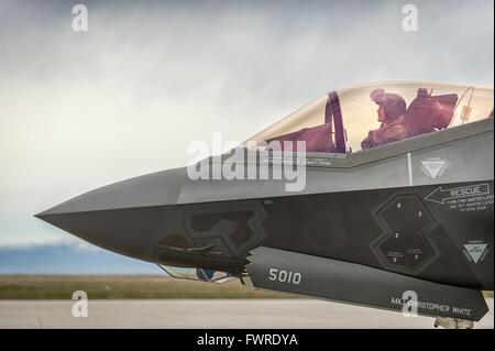 Un pilote d'essai de l'US Air Force des taxis à la piste dans un F-35A Lightning II stealth fighter avion avec le 31e Escadron d'essai et d'évaluation à Mountain Home Air Force Base, 19 février 2016 près de Boise, Idaho. Banque D'Images