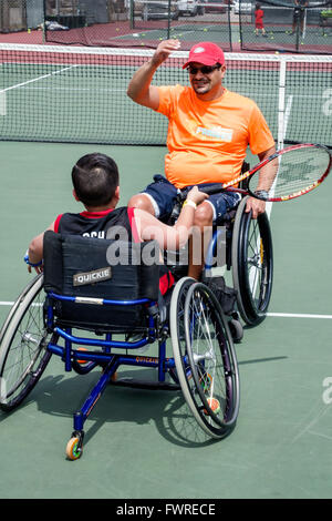 Miami Florida,Tropical Park,expérience paralympique,sports,bénévoles bénévoles bénévoles travailleurs du travail,travail d'équipe travaillant ensemble au service de l'aide Banque D'Images