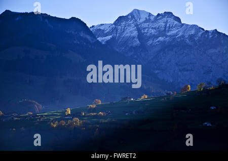 L'automne lever de soleil sur l'Aris, Reichenbach, vallée de la Kander, Alpes Bernoises, Suisse Banque D'Images