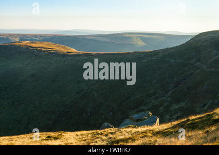 UK paysages : la lumière du soleil d'automne de prendre le dessus des collines et la lande autour de Crowden Clough sur Kinder Scout, Derbyshire Peak District, England, UK Banque D'Images