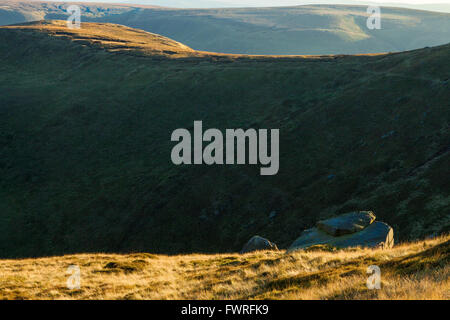 Paysage : la lumière du soleil d'automne du Derbyshire au crépuscule sur les collines et les landes autour de Crowden Clough sur Kinder Scout, Derbyshire Peak District, England, UK Banque D'Images