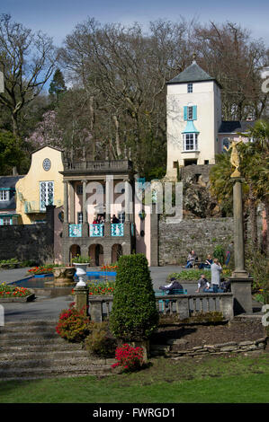 Fantasy village de Portmeirion, au Pays de Galles, UK,conçu et construit par Sir Clough Williams-Ellis dans le style d'un village italien.a Banque D'Images