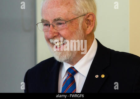 Co-lauréat du prix Nobel de physique Arthur McDonald parle à l'Université Queen's à Kingston (Ontario), le 11 mars 2016. Banque D'Images