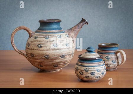 Théière sur table en bois Banque D'Images