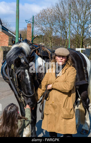 Jeune fille de flatter un cheval à la Black Country Living Museum, Dudley, West Midlands, Royaume-Uni Banque D'Images