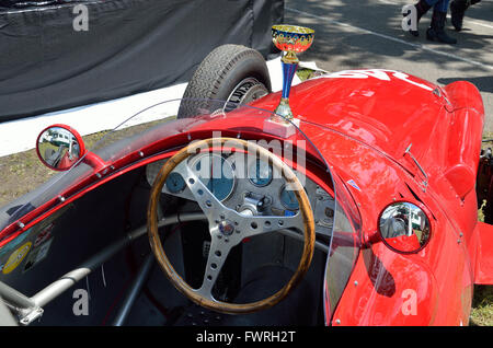 Le bolide rouge avec une coupe de voiture de course Banque D'Images